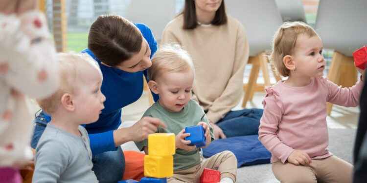 El poder del bilingüismo temprano: Beneficios y consejos para incorporar el inglés en la vida de un bebé.
