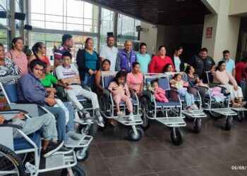 Fundaciones bajo convenio de las Juntas Parroquiales entregaron sillas de ruedas.