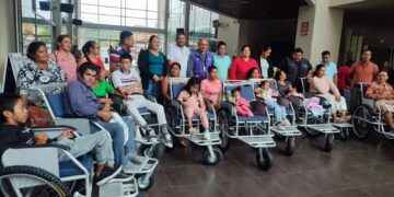 Fundaciones bajo convenio de las Juntas Parroquiales entregaron sillas de ruedas.