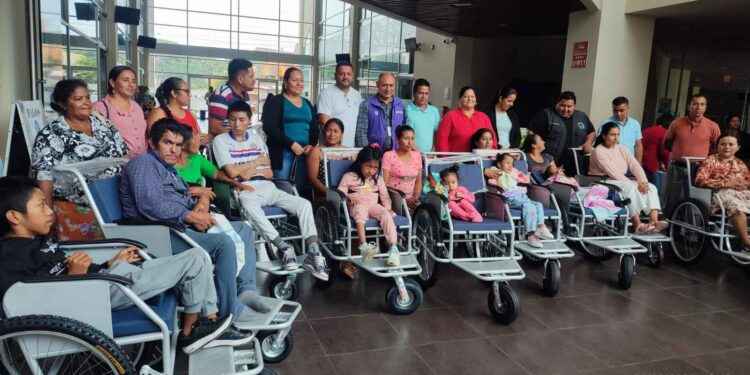 Fundaciones bajo convenio de las Juntas Parroquiales entregaron sillas de ruedas.