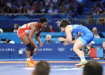 Génesis Reasco va por la pelea previa para la medalla de bronce en lucha olímpica.