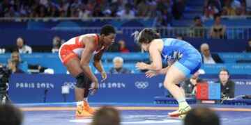 Génesis Reasco va por la pelea previa para la medalla de bronce en lucha olímpica.