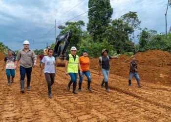 Prefectura mejora la vida de los agricultores con más obras de lastrados en Lago Agrio.