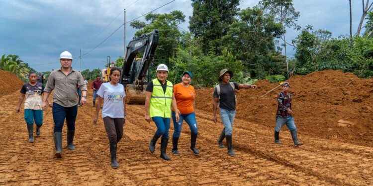 Prefectura mejora la vida de los agricultores con más obras de lastrados en Lago Agrio.