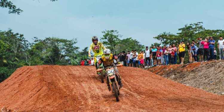 El motocross se vivió por primera vez en la parroquia El Eno.