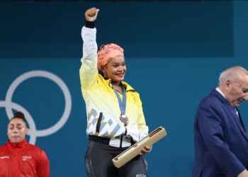 Neisi Dajomes es de bronce en París.