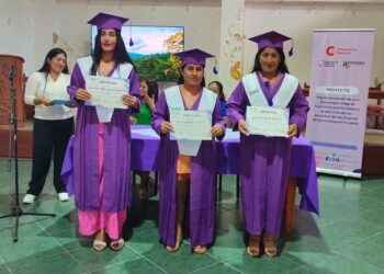 Federación de Mujeres Sucumbíos finalizo taller de uñas acrílicas.