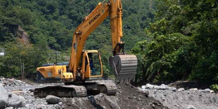 Parroquia El Reventador se beneficia con obra de lastrado.