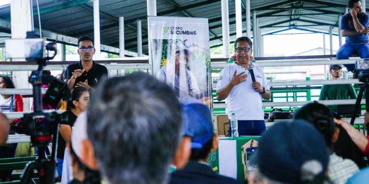 Prefectura de Sucumbíos entrega nuevo lote de vaconas y kits pecuarios.