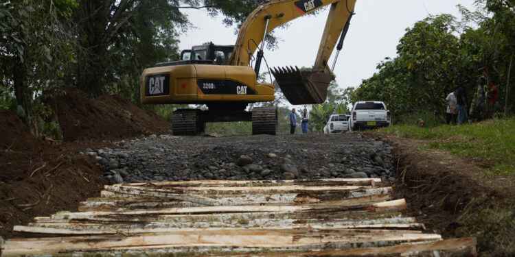 En la parroquia 7 de Julio se construye vía lastrada.