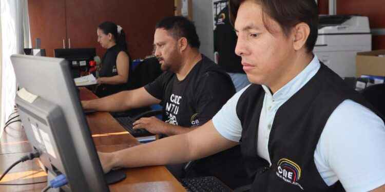 CNE Sucumbíos brinda asistencia técnica a organizaciones políticas para la inscripción de candidatos.