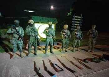 Fuerzas Armadas decomisan combustible, armamento y sustancias sujetas a fiscalización en Sucumbíos y Orellana.