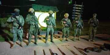 Fuerzas Armadas decomisan combustible, armamento y sustancias sujetas a fiscalización en Sucumbíos y Orellana.