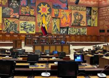 ECUADOR HA TENIDO TRES CONSTITUCIONES Y 233LEGISLADORES CONSTITUYENTES DESDE 1976