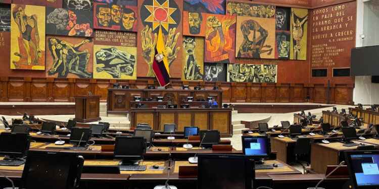 ECUADOR HA TENIDO TRES CONSTITUCIONES Y 233LEGISLADORES CONSTITUYENTES DESDE 1976