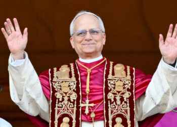 CÓNCLAVE 2025: ROBERT PREVOST SE CONVIERTE EN EL PAPA LEÓN XIV Y ENVÍA UN MENSAJE DE PAZ