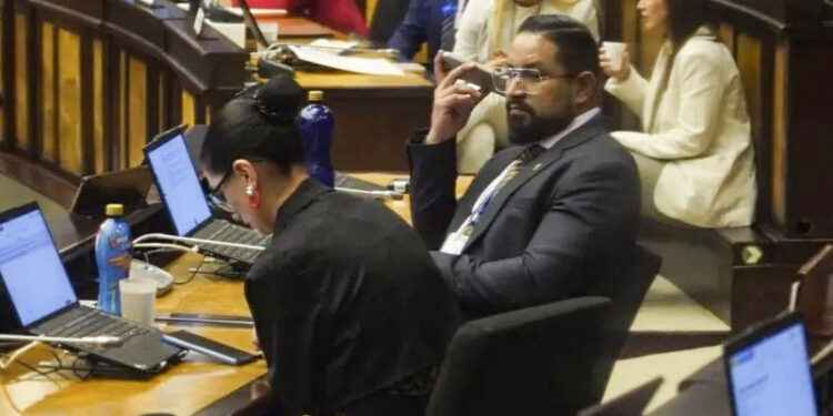 INDEPENDIENTES. Sergio Peña y Jhajaira Urresta, que llegaron a la Asamblea por el correísmo se declararon independientes.