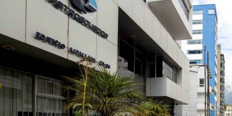 PETROECUADOR DESVINCULA A 70 SERVIDORES PÚBLICOS QUE RECIBÍAN “SUELDOS DORADOS”
