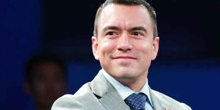 DANIEL NOBOA DIFUNDE LAS 7 PREGUNTAS PARA NUEVA CONSULTA POPULAR, SOBRE BASES MILITARES, FINANCIAMIENTO POLÍTICO, CPCCS Y OTRAS REFORMAS