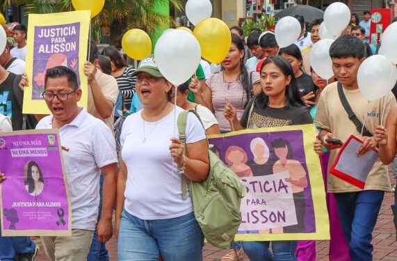 Tena despide a Alison Altamirano en una marcha multitudinaria que exige justicia