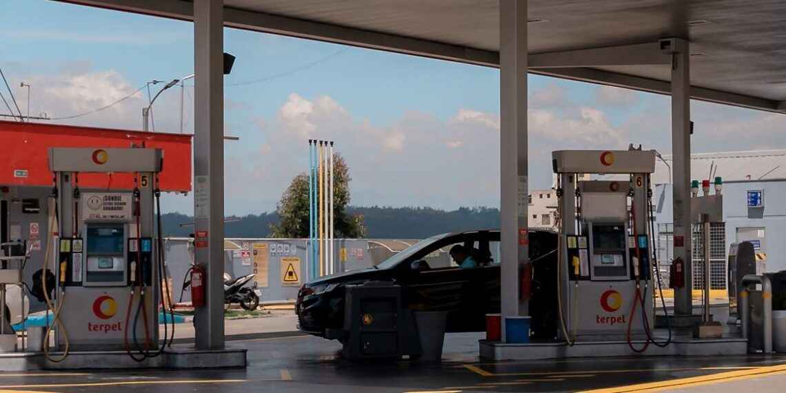 Ecuador cumple tres meses sin subsidio al diésel: sectores productivos sienten el impacto mientras el Gobierno defiende la medida