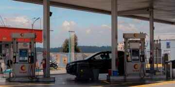 Ecuador cumple tres meses sin subsidio al diésel: sectores productivos sienten el impacto mientras el Gobierno defiende la medida