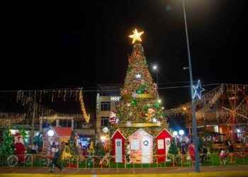SHUSHUFINDI ILUMINA LA NAVIDAD CON EL ENCENDIDO DE SU ÁRBOL NAVIDEÑO