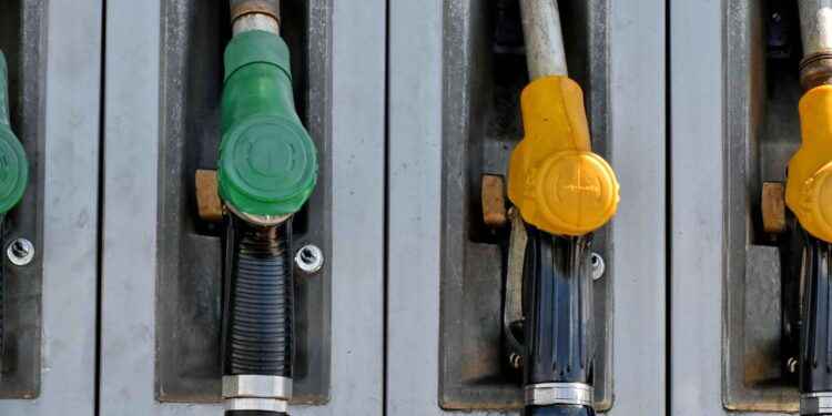 Por primera vez, Ecuador obtiene más ingresos de los combustibles que lo que paga por importarlos