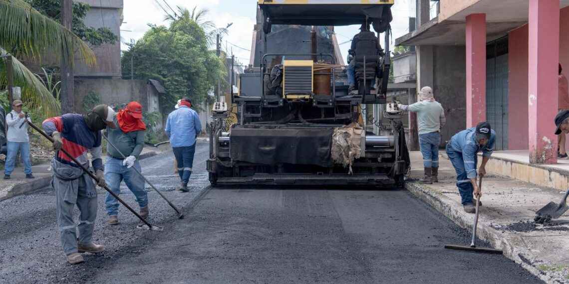 Prefectura ejecuta trabajos de asfaltado en barrios del cantón Shushufindi