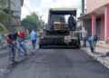 Prefectura ejecuta trabajos de asfaltado en barrios del cantón Shushufindi