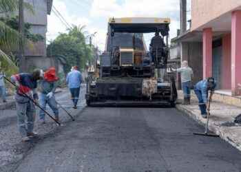 Prefectura ejecuta trabajos de asfaltado en barrios del cantón Shushufindi