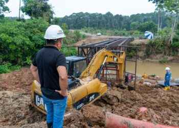 Prefectura de Sucumbíos construye un puente en Jambelí con apoyo de tuberías donadas por empresas petroleras