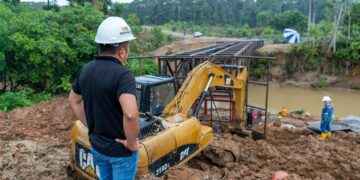 Prefectura de Sucumbíos construye un puente en Jambelí con apoyo de tuberías donadas por empresas petroleras