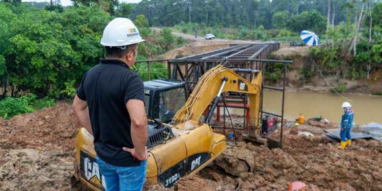 Prefectura de Sucumbíos construye un puente en Jambelí con apoyo de tuberías donadas por empresas petroleras