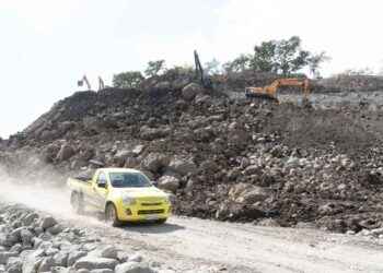 TRABAJO INCANSABLE DE LA PREFECTURA DE SUCUMBÍOS PARA HABILITAR LA VÍA LAGO AGRIO – QUITO TRAS SOCAVÓN EN EL RÍO LOCO