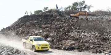 TRABAJO INCANSABLE DE LA PREFECTURA DE SUCUMBÍOS PARA HABILITAR LA VÍA LAGO AGRIO – QUITO TRAS SOCAVÓN EN EL RÍO LOCO