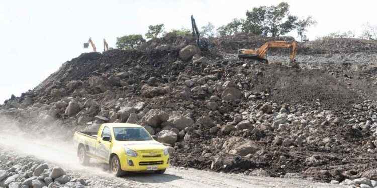 TRABAJO INCANSABLE DE LA PREFECTURA DE SUCUMBÍOS PARA HABILITAR LA VÍA LAGO AGRIO – QUITO TRAS SOCAVÓN EN EL RÍO LOCO