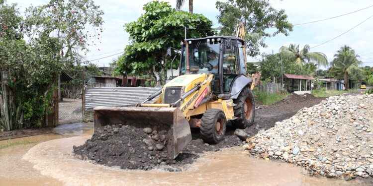 Municipio interviene vías del barrio Guadalupe Larriva con trabajos de mantenimiento