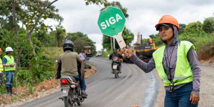 EL DESARROLLO RUEDA FIRME EN SUCUMBÍOS: LA VÍA SAN JUAN DE POZUL – CHONE 1 ALCANZA EL 85 % Y TRANSFORMA LA VIDA DE PACAYACU