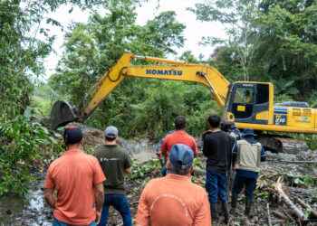 PREFECTURA DE SUCUMBÍOS A TODA MÁQUINA IMPULSA OBRAS DE DRENAJE QUE REACTIVAN LA PRODUCCIÓN AGRÍCOLA EN CUYABENO