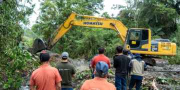 PREFECTURA DE SUCUMBÍOS A TODA MÁQUINA IMPULSA OBRAS DE DRENAJE QUE REACTIVAN LA PRODUCCIÓN AGRÍCOLA EN CUYABENO