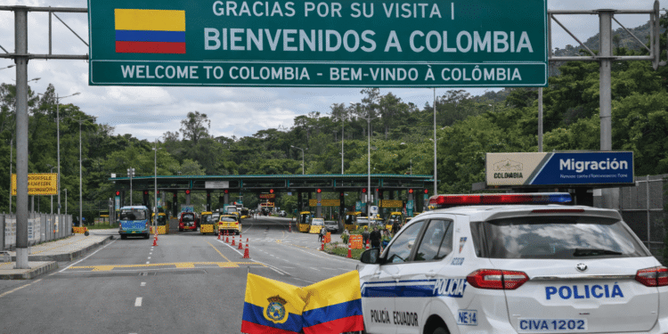 Ecuador aplicará arancel del 30 % a importaciones colombianas y se intensifica el cruce diplomático