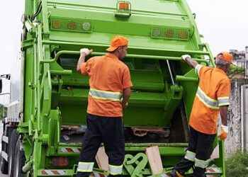 ADIÓS A LA PLANILLA DE LUZ: MUNICIPIOS DE ECUADOR REUBICAN EL COBRO DE LA BASURA EN AGUA Y PREDIOS