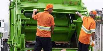ADIÓS A LA PLANILLA DE LUZ: MUNICIPIOS DE ECUADOR REUBICAN EL COBRO DE LA BASURA EN AGUA Y PREDIOS