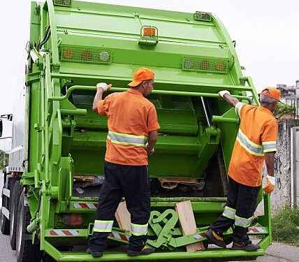 ADIÓS A LA PLANILLA DE LUZ: MUNICIPIOS DE ECUADOR REUBICAN EL COBRO DE LA BASURA EN AGUA Y PREDIOS