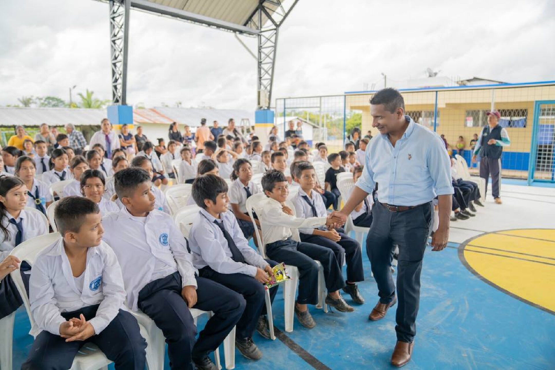 OBRA EDUCATIVA LLEGA A LA FRONTERA: NUEVA CANCHA MULTIUSO BENEFICIA A ESTUDIANTES DE PACAYACU
