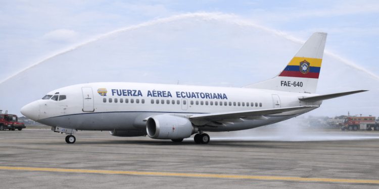 La FAE incorpora un Boeing 737-500 para fortalecer la movilidad aérea del Estado