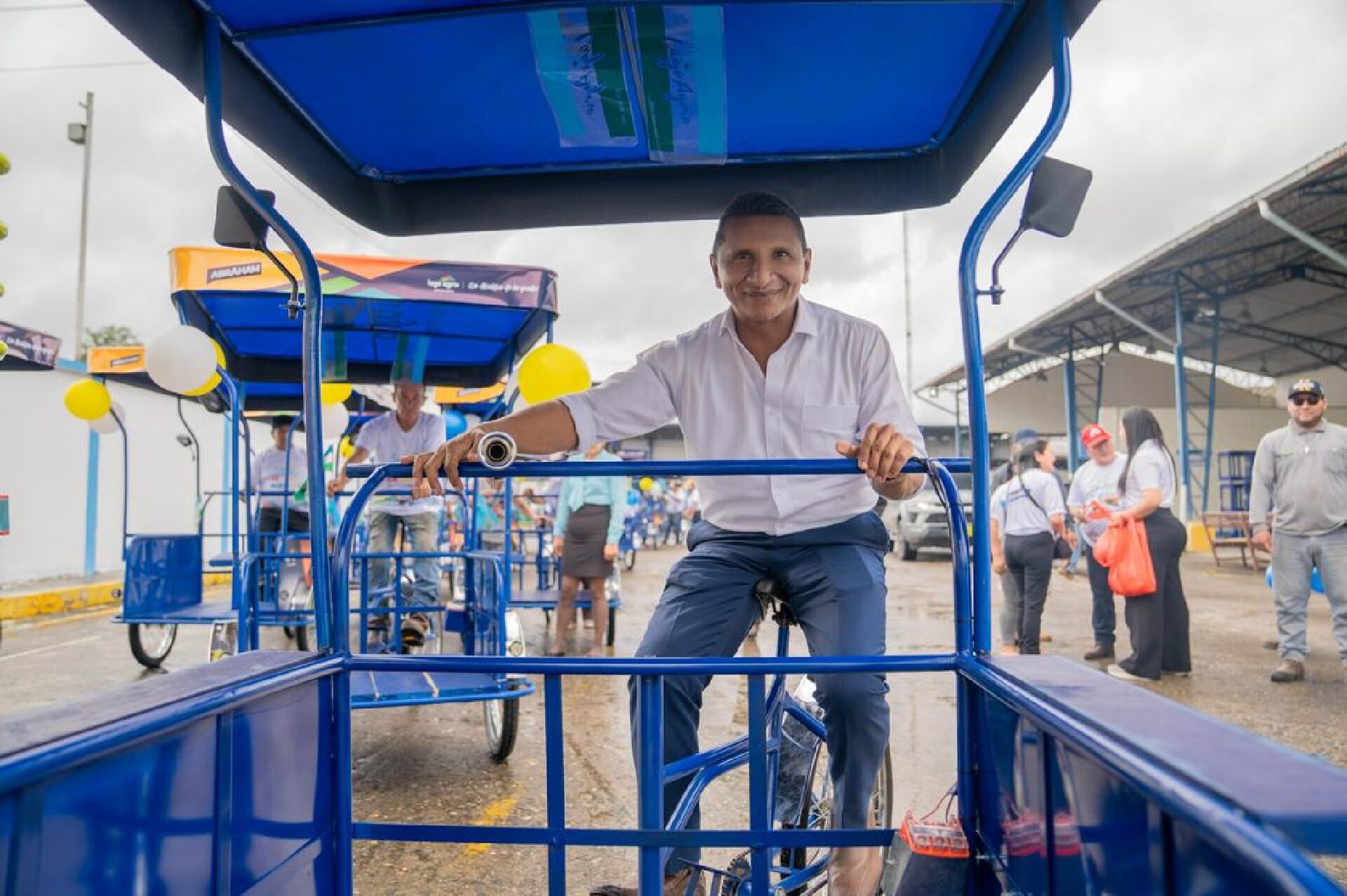 ALCALDÍA DE LAGO AGRIO IMPULSA LA ECONOMÍA POPULAR CON LA ENTREGA DE 65 TRICICLOS A TRABAJADORES DEL CANTÓN