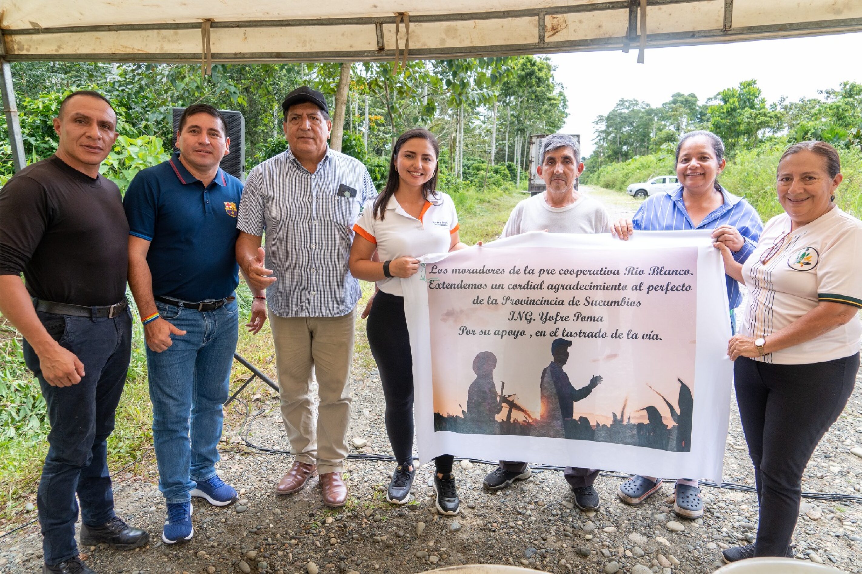 PREFECTURA DE SUCUMBÍOS INAUGURA VÍA LASTRADA EN LA COOPERATIVA RÍO BLANCO, CANTÓN CASCALES