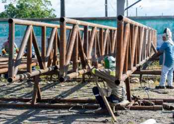 PUENTE SOBRE EL RÍO LOCO MARCA UN HITO VIAL EN LA AMAZONÍA! PREFECTURA DE SUCUMBÍOS GARANTIZA SEGURIDAD Y MOVILIDAD EN LA RUTA LAGO AGRIO – QUITO